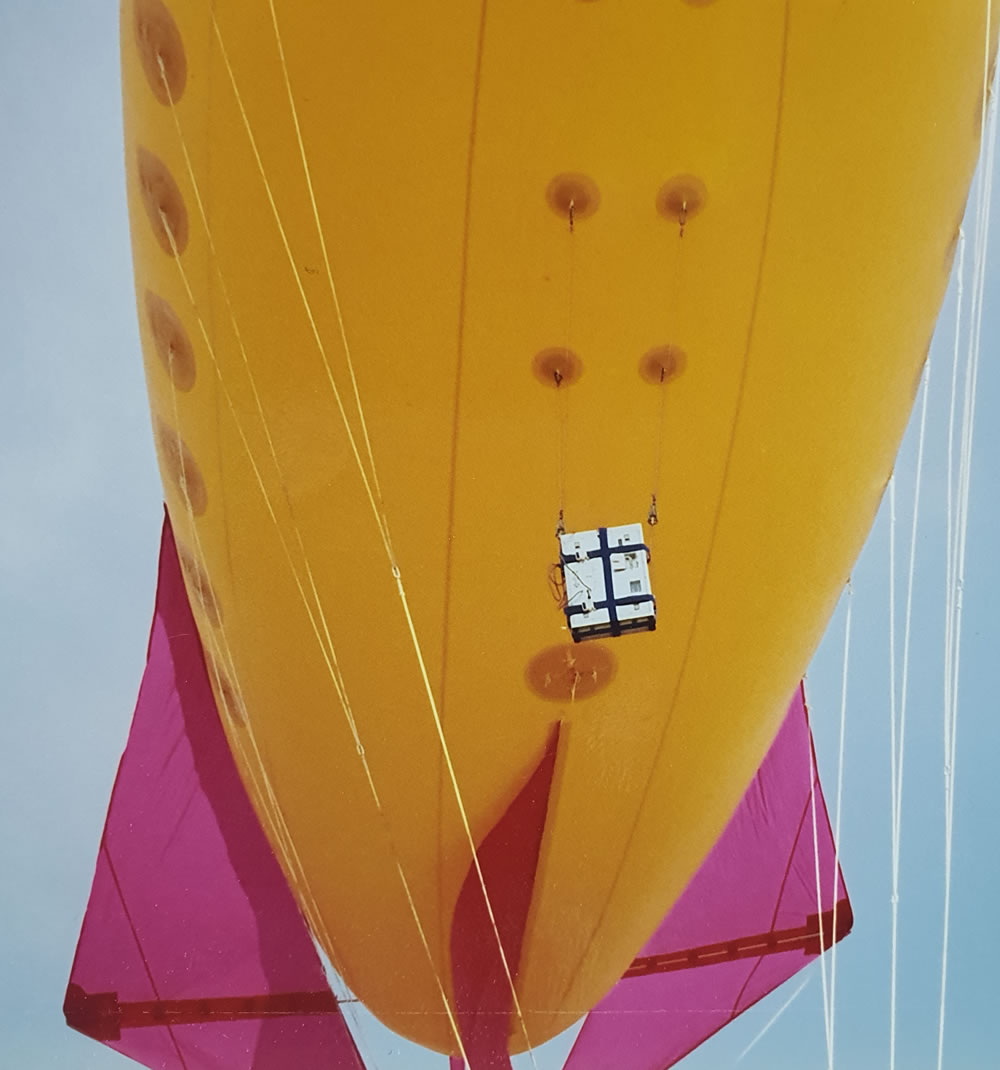 熱気球に固定されたPM-2